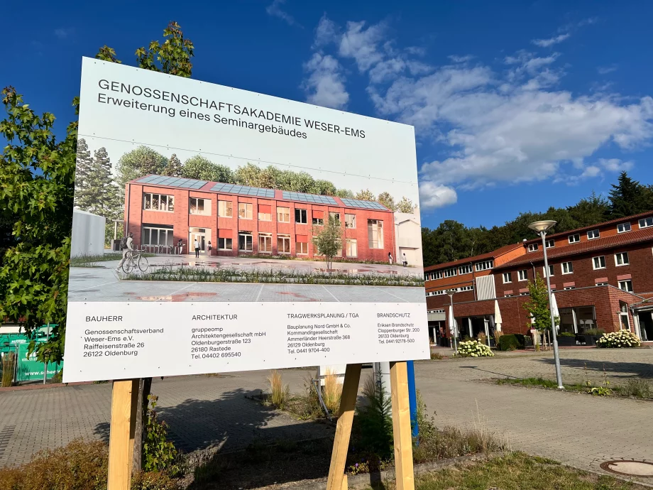 Tagungsgebäude Rastede, Bauschild